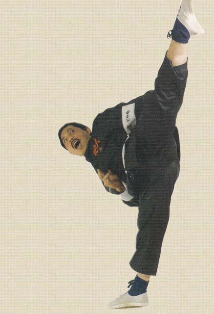 Лам Тхань Кхань демонстрирует удар ногой
