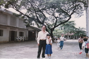 Мастер Лам Тхань Кхань во Вьетнаме. На фото изображён Мастер Лам Тхань Кхань с одной из своих дочек.