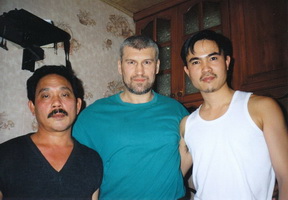 В Москве. Слева направо - мастер Лам Тхань Кхань, Александр Маслов, ученик мастера Кханя Хоа. Фото было сделано в конце ноября 2006г. во время встречи в Москве.